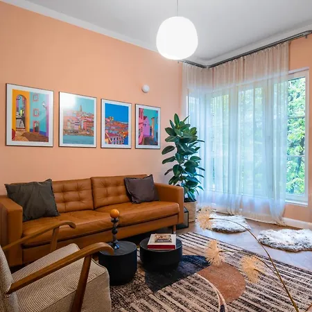 Spectrum: Vibrant Design Oasis - 1bd Charm Apartment *