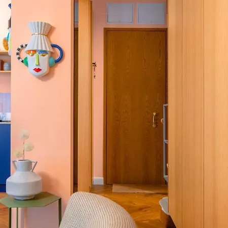 Spectrum: Vibrant Design Oasis - 1bd Charm Apartment