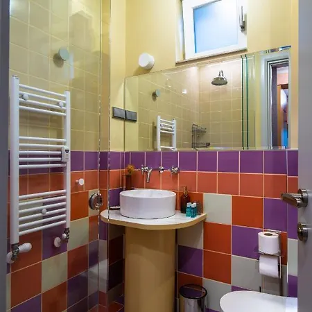 Spectrum: Vibrant Design Oasis - 1bd Charm Apartment