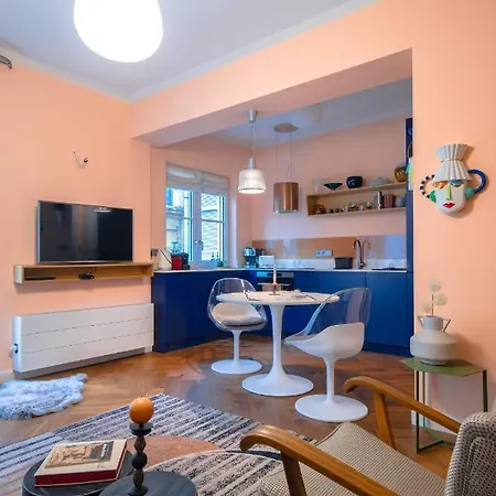 Spectrum: Vibrant Design Oasis - 1bd Charm Apartment *
